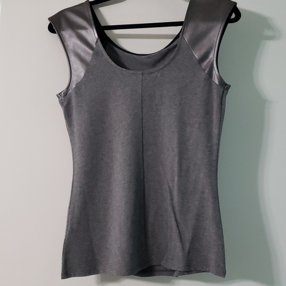 Sleeveless top - Picture 2 of 3